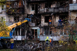 Bombeiros trabalham em um prédio de apartamentos destruído após um ataque de drone russo em Kiev